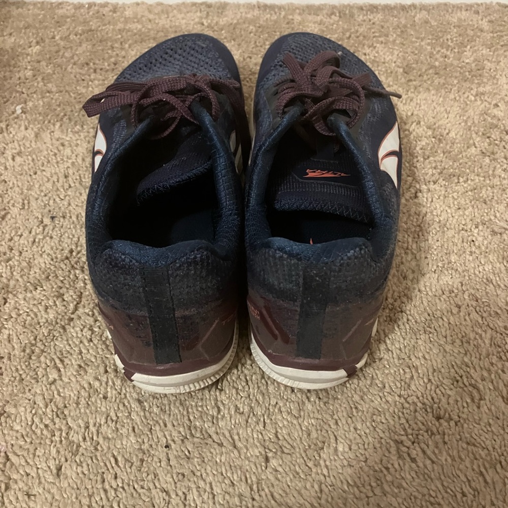 Like new women’s altra torin plush shoes size 9.5! Worn 3-4 times max!